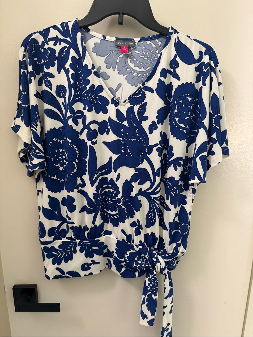 Vince Camuto White & Blue Floral Tie-Hem V-Neck Blouse